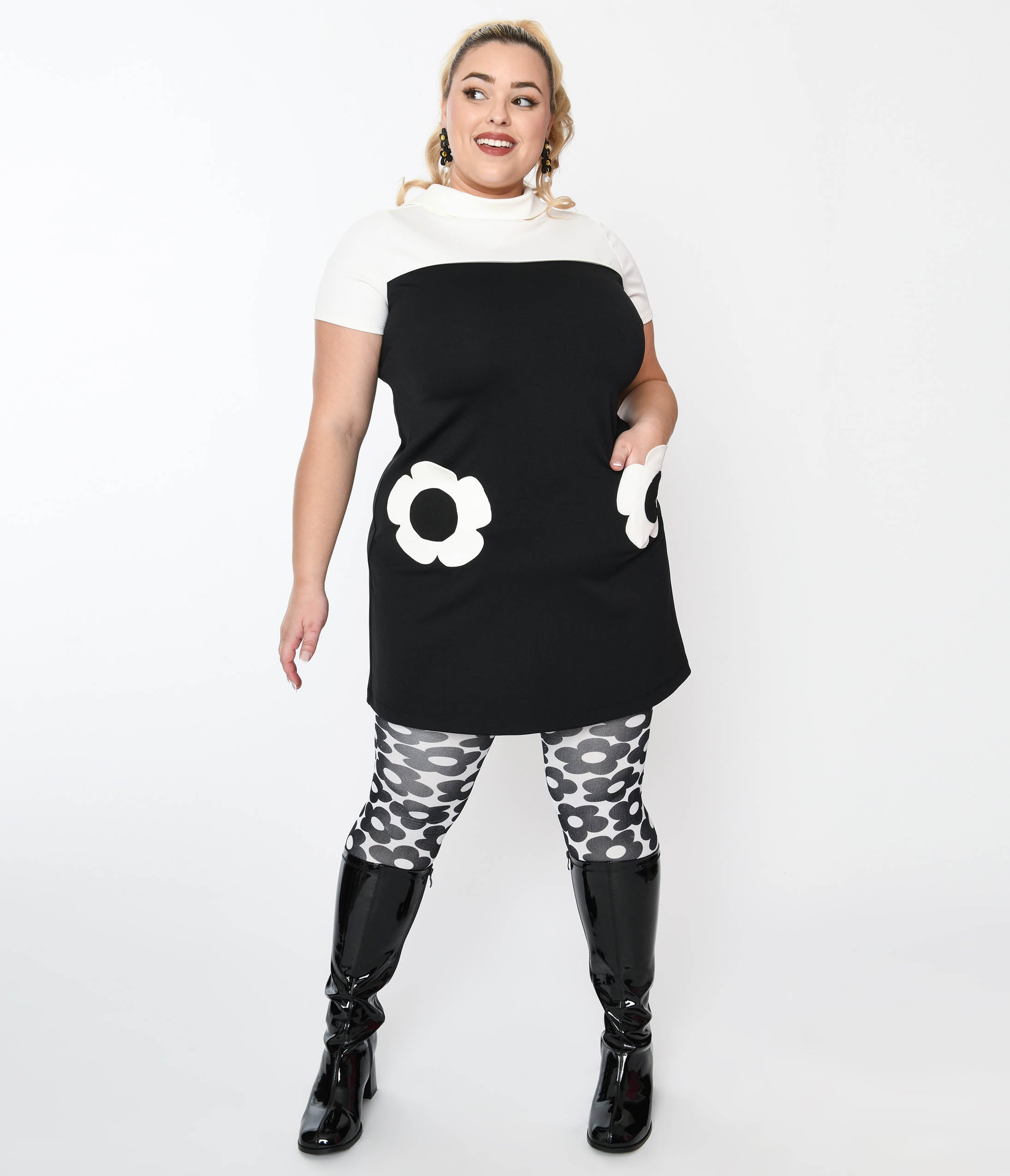  Smak Parlour Plus Size Black & White Flower Pocket Shift Dress