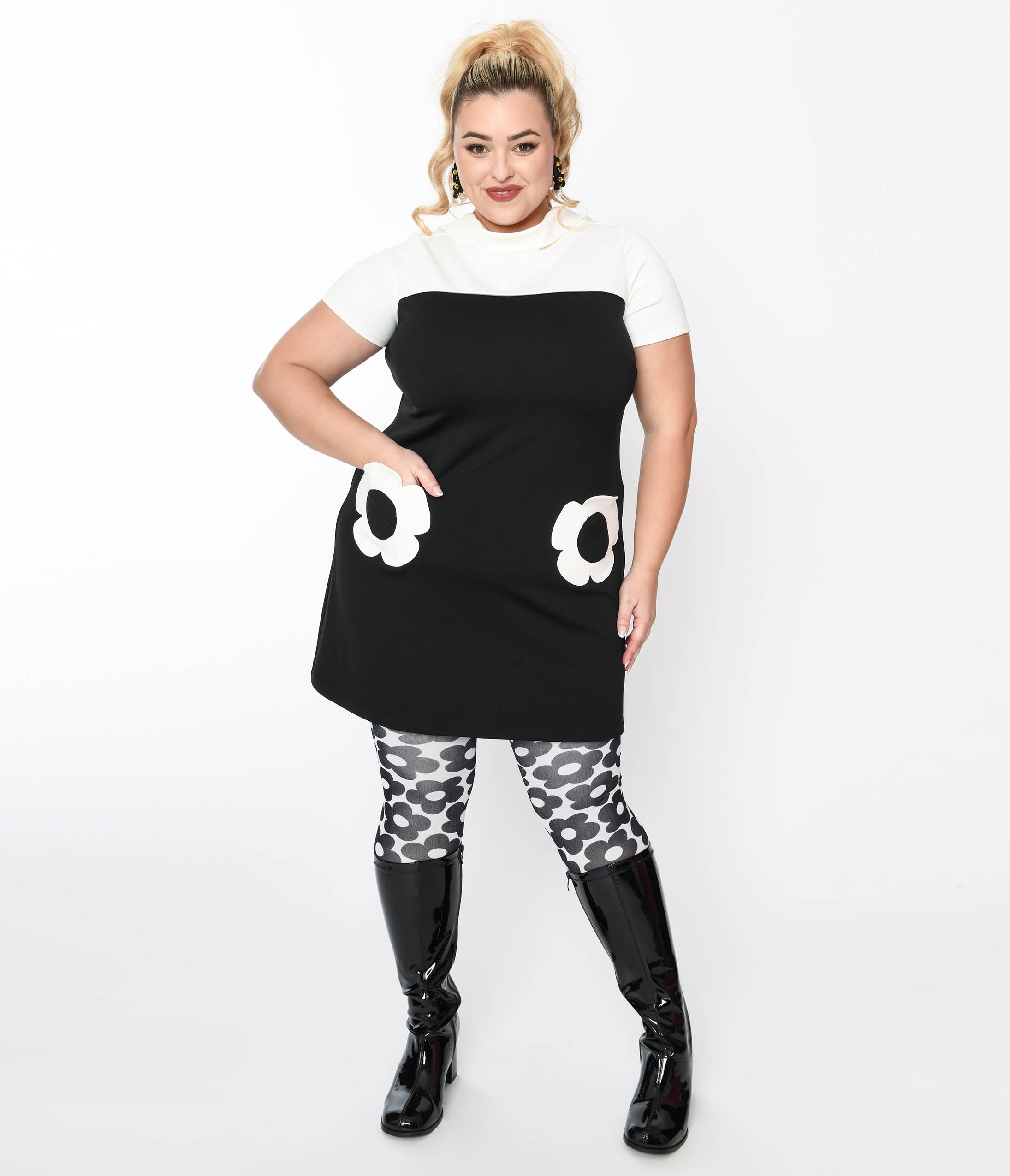  Smak Parlour Plus Size Black & White Flower Pocket Shift Dress