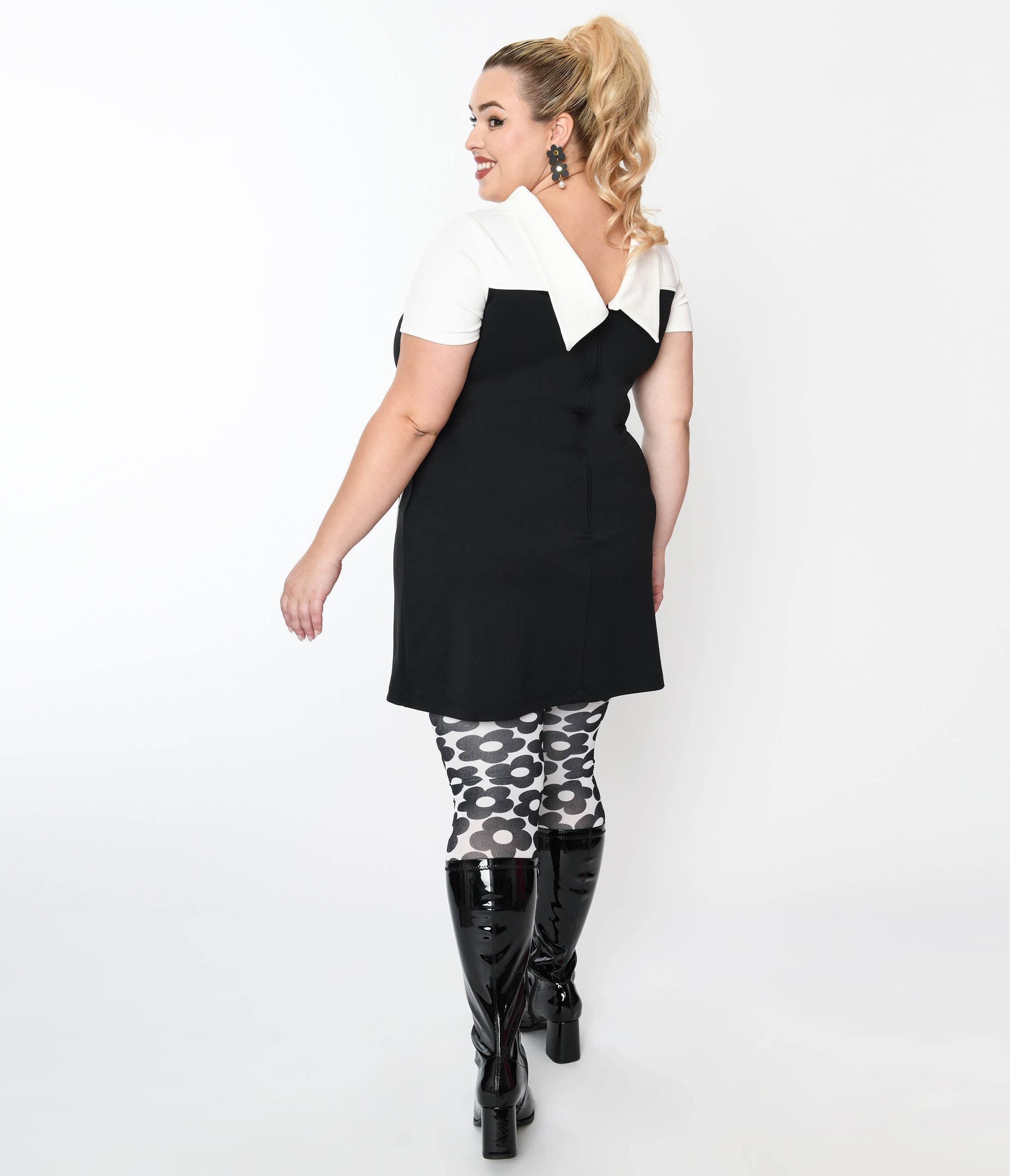  Smak Parlour Plus Size Black & White Flower Pocket Shift Dress